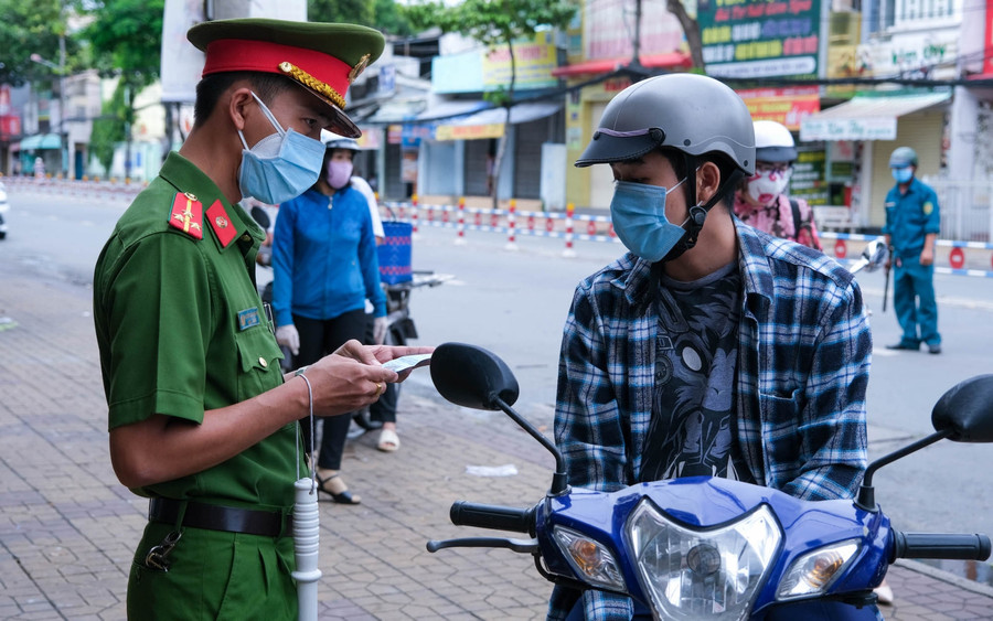 Lực lượng công an kiểm tra, nhắc nhở người dân hạn chế ra đường.