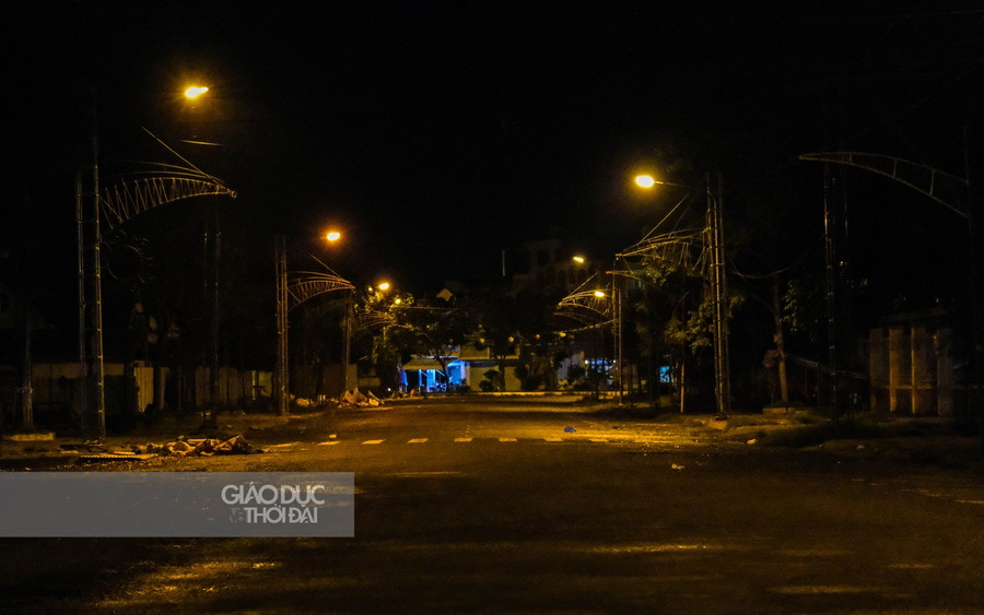 Tuyến phố với nhiều hàng quán ăn uống, nhộn nhịp các bạn trẻ đến đây, giờ chẳng ai qua lại.