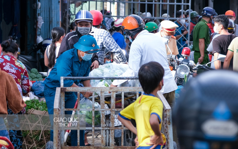 Anh La Đường, gia đình một tiểu thương trong Chợ Tân An chia sẻ: &quot;Em gái tôi kinh doanh mua bán trong chợ, nay bị phong toả nên nhờ tôi chuyển hàng hoá về nhà. Tại đây tôi được các anh công an hỗ trợ tôi rất nhiều trong việc đưa hàng hoá đem về nhà&quot;.