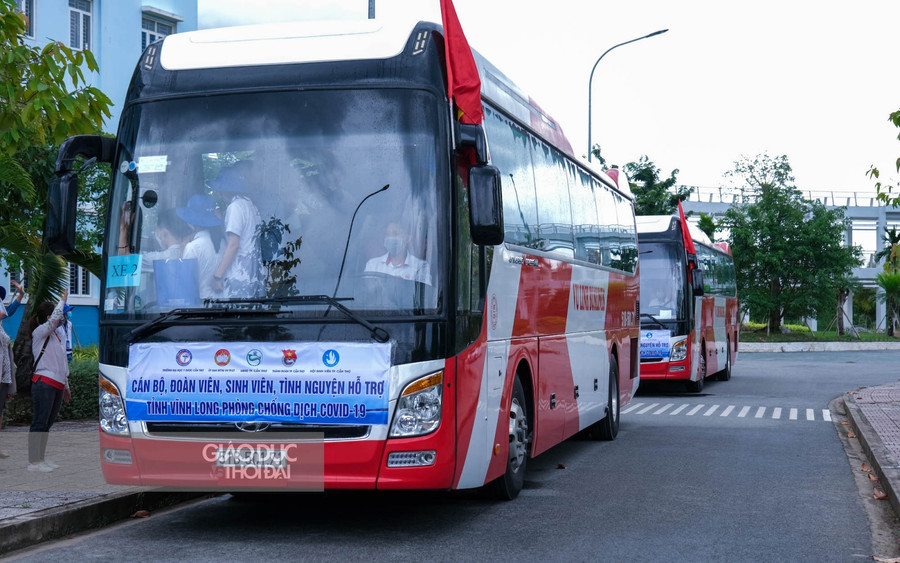 Đoàn xe chở sinh viên Trường ĐH Y dược Cần Thơ tiếp tục lên đường chi viện tỉnh Vĩnh Long.