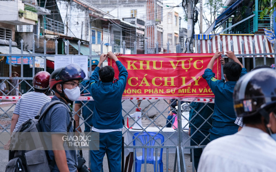 Lực lượng chức năng đang thực hiện phong toả.