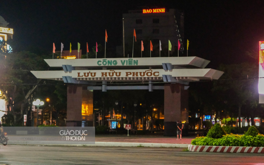 Khu công viên trung tâm Lưu Hữu Phước vắng bóng người dân tập thể dục...