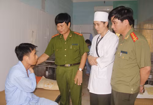 Lãnh đạo Công an tỉnh Thanh Hoá thăm hỏi, động viên Thiếu tá Ngô Hồng Hải. Ảnh: Do Công an Thanh Hóa cung cấp.