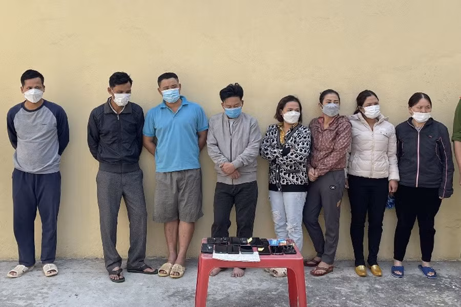 Một số đối tượng trong đường dây bị công an bắt giữ.