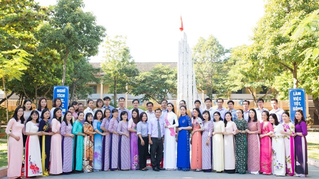 các thầy cô trong trường rất yêu mến cô học trò xinh đẹp các thầy cô trong trường rất yêu mến cô học trò xinh đẹp