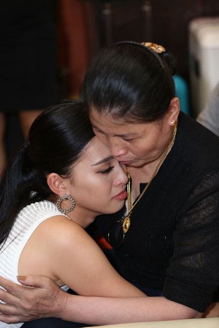 Hoa hậu xúc động khi gặp bà nội