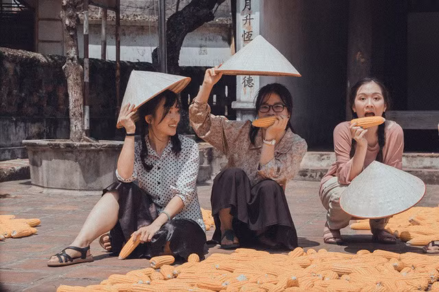 Nữ diễn viên trẻ Đỗ Hà Anh khoe ảnh kỷ yếu thôn quê, dân dã