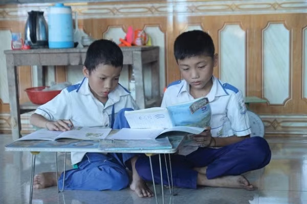 Câu chuyện cổ tích giữa đời thường về cậu bé làm đôi chân đưa bạn đến trường ảnh 2