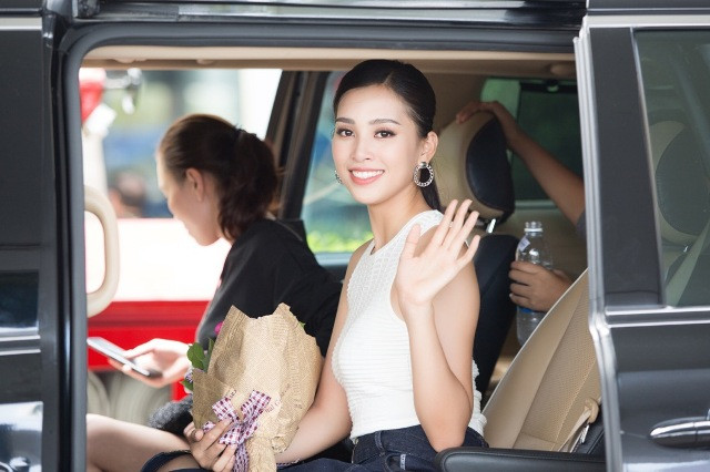 Hoa hậu rất vui khi được về nhà Hoa hậu rất vui khi được về nhà