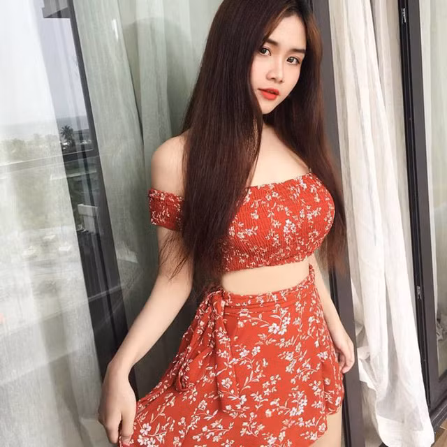  Xuất hiện trên Fanpage chuyên đăng tải ảnh gái xinh châu Á, Thu Thảo (sinh năm 1999, sinh viên trường Huflit - Tin học Ngoại ngữ TP.HCM) nhận được sự quan tâm từ dân mạng. 