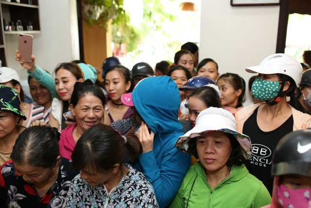 Rất đông người dân đến chào đón hoa hậu về nhà