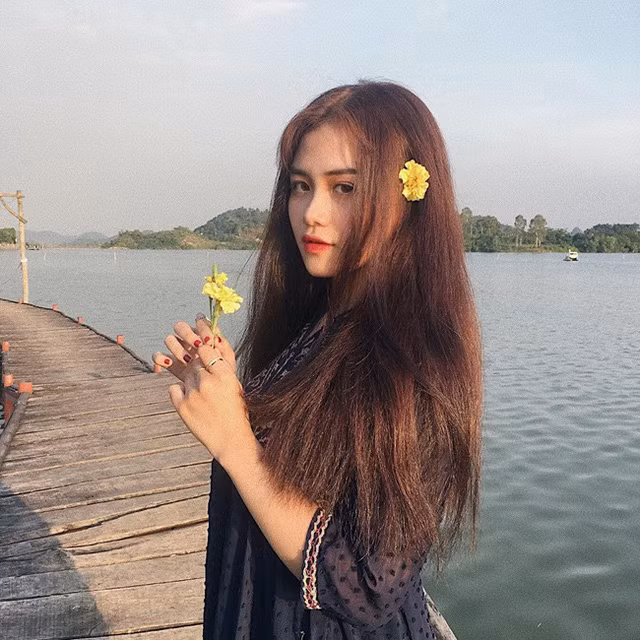  Mặt khác, cô nàng chăm chỉ dùng các loại kem dưỡng để cải thiện làn da. 