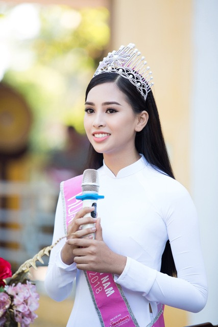 HH diện áo dài trắng thướt tha HH diện áo dài trắng thướt tha