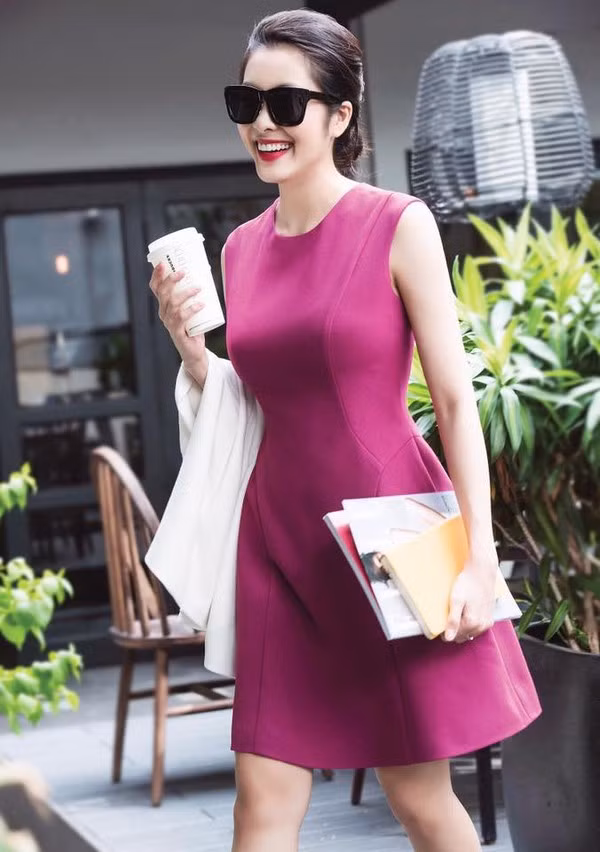 Dừng các hoạt động showbiz, số lần xuất hiện của “ngọc nữ” trong sự kiện giải trí gần như chỉ đếm trên đầu ngón tay. Tuy vậy, mỗi lần trở lại cô đều không làm khán giả thất vọng khi chọn những bộ cánh đơn giản mà không kém phần sang trọng, thời thượng.