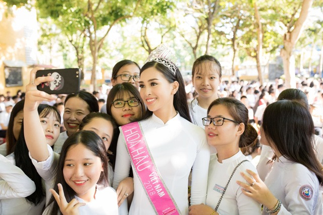 Học sinh trong trường thi nhau chụp ảnh cùng Tân Hoa hậu Học sinh trong trường thi nhau chụp ảnh cùng Tân Hoa hậu