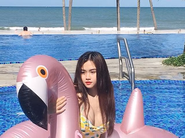  Đó là lần đầu tiên Thu Thảo có cảm giác mặc cảm về bản thân. Rồi càng lúc cô càng thấy mình béo lên, trong khi các bạn cùng trang lứa lại mảnh khảnh, duyên dáng, mặc gì cũng đẹp. 