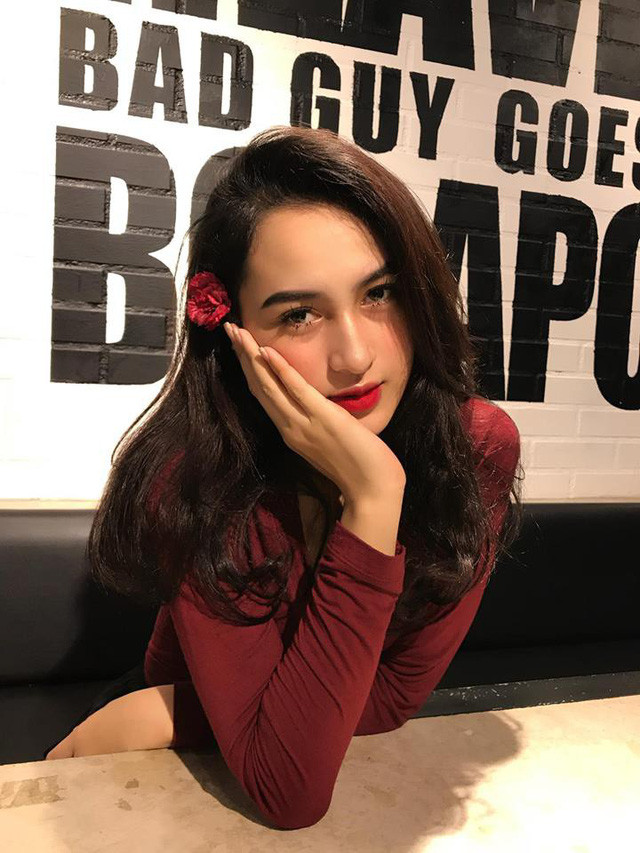 Nhờ sở hữu gương mặt đẹp cùng chiều cao nổi bật nên ngoài việc học tập, Duyên cũng tham gia làm mẫu ảnh và theo các vũ đoàn diễn đám cưới, sự kiện.