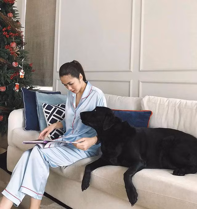 Chắc già rồi chỉ muốn chọn con đường mỗi ngày đều mỉm cười khi thức dậy, đến những nơi và làm những việc khiến bản thân cảm thấy hạnh phúc, gặp gỡ người mà ở bên họ được là chính mình, nơi mà không cần giải thích, thanh minh hay phải cố gắng tạo ấn tượng tốt. Muốn lắng nghe và sống cho bản thân mình nhiều hơn... , đó là cuộc sống hiện tại của Hà Tăng sau 6 năm bỏ lại hào quang showbiz ở phía sau lưng.