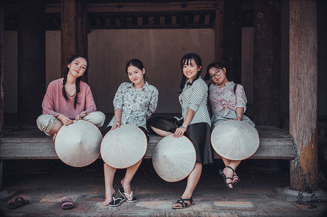 Nữ diễn viên trẻ Đỗ Hà Anh khoe ảnh kỷ yếu thôn quê, dân dã ảnh 4  Tạo hình nhí nhảnh của các nữ sinh Luật