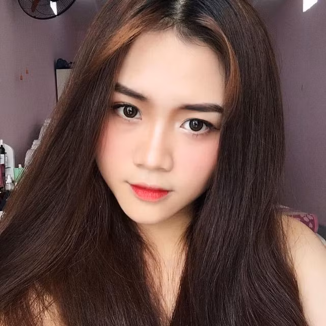  Gương mặt xinh xắn, đường nét hài hòa và vóc dáng gợi cảm. 