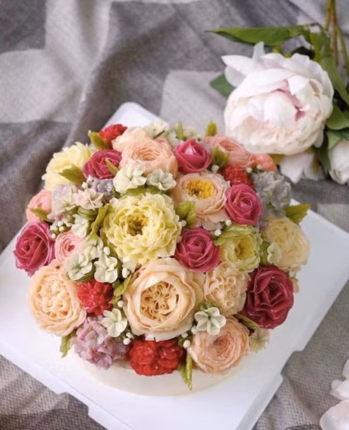 Hay thành quả cầu kì khác là chiếc bánh kem bơ hoa giống y như hoa thật.