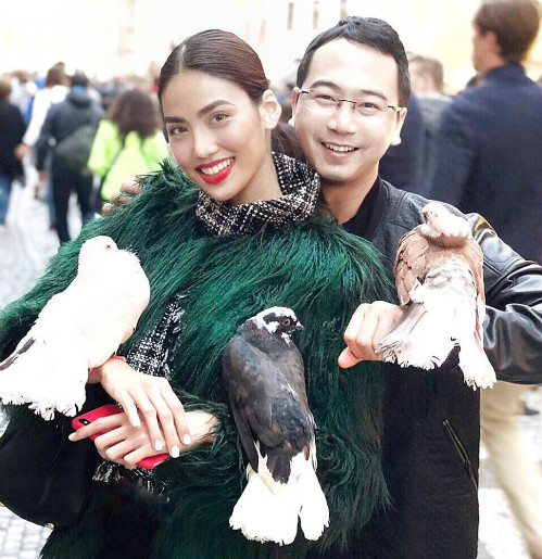 John Tuấn Nguyễn- chồng Lan KhuêCuối tháng 6, thông tin Lan Khuê được bạn trai John Tuấn Nguyễn cầu hôn và cả hai dự định sẽ về chung một nhà vào cuối tháng 10 khiến nhiều khán giả bất ngờ bởi từ trước đến nay, Hoa khôi Áo dài vốn là người kín kẽ trong chuyện tình cảm. Thế nhưng, điều khiến công chúng ngạc nhiên hơn chính là gia thế khủng của chàng trai này.Chồng Lan Khuê sinh năm 1987, là cháu nội bà Tư Hường - người đàn bà thép. Dù vừa bước qua tuổi 31 nhưng John Tuấn Nguyễn đã là cái tên có chỗ đứng trong lĩnh vực kinh doanh du lịch, khách sạn. Anh hiện đang quản lý một chuỗi resort, lounge nổi tiếng tại Nha Trang và giữ chức Phó Chủ tịch Hiệp hội Du lịch Nha Trang - Khánh Hòa. Đầu năm nay, ông xã Lan Khuê còn bỏ cả chục tỷ đồng để mua bản quyền và sản xuất gameshow Anh chàng độc thân.Trong giới showbiz, John Tuấn Nguyễn cũng được nhận định là người có tầm ảnh hưởng. Anh góp phần đưa cuộc thi Miss Universe về Việt Nam vào năm 2008 và giữ chức Phó trưởng ban tổ chức Miss Universe Vietnam 2015.