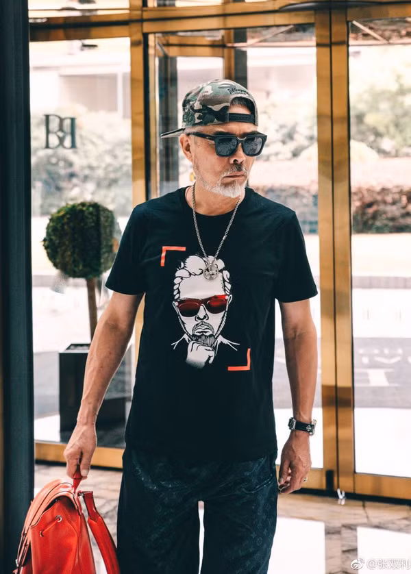 Phong cách của "ông già sành điệu nhất Trung Quốc" ảnh 7 Phong cách của