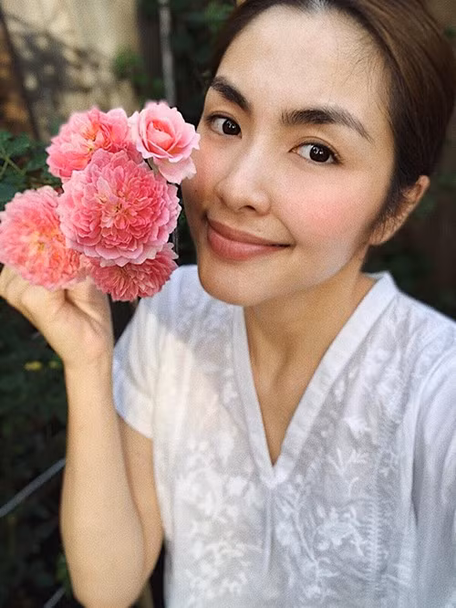 Rất nhiều fan ngợi khen sự mát tay của Hà Tăng để có được vườn hồng nở hoa thật đẹp, hỏi xin bí quyết trồng hoa hồng của cô và cô cũng vui vẻ chia sẻ.