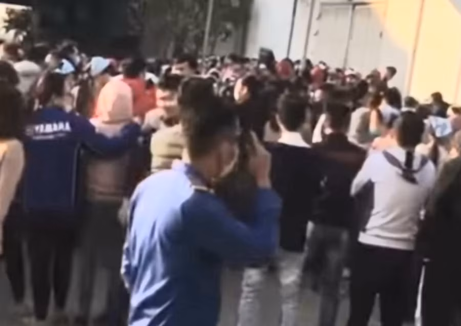 Các công nhân bức xúc vì quyền lợi bị xâm phạm nghiêm trọng.