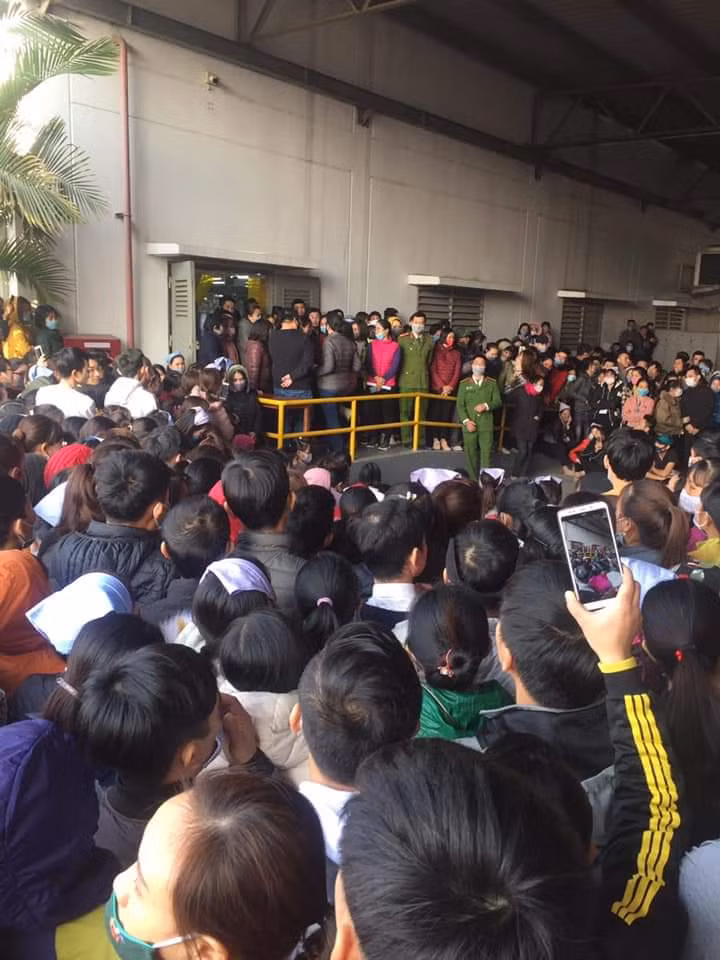 Hàng nghìn công nhân Công ty Smart Shirts Vietnam tại Nam Định đang đình công.