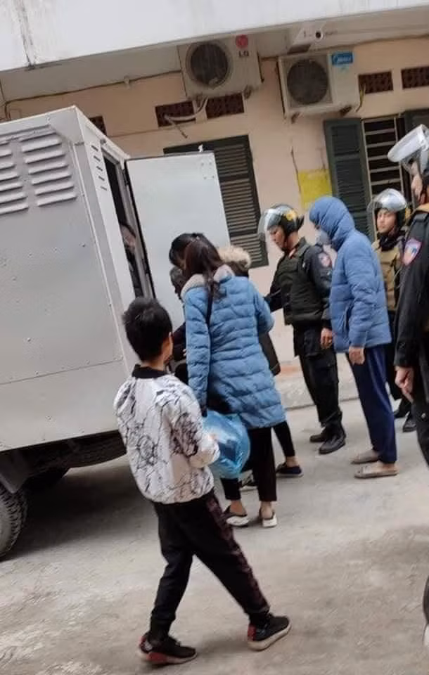 Nghi phạm Trần Thị Đàm bị dẫn giải lên xe đặc chủng.