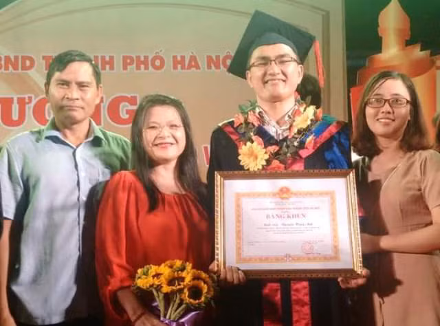 Thủ khoa Nguyễn Hồng Anh cùng người thân trong ngày vinh danh.