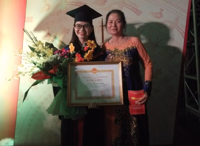 Thủ khoa Trương Thị Hiền và mẹ.