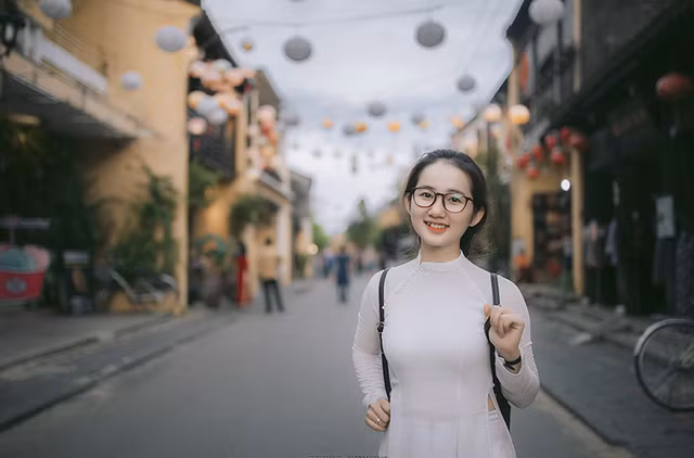 Cô gái 25 tuổi mặt mộc xinh xắn và trẻ trung như nữ sinh cấp 3 ảnh 1