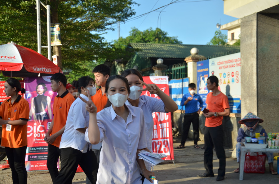 Thí sinh tự tin bước vào phòng thi.