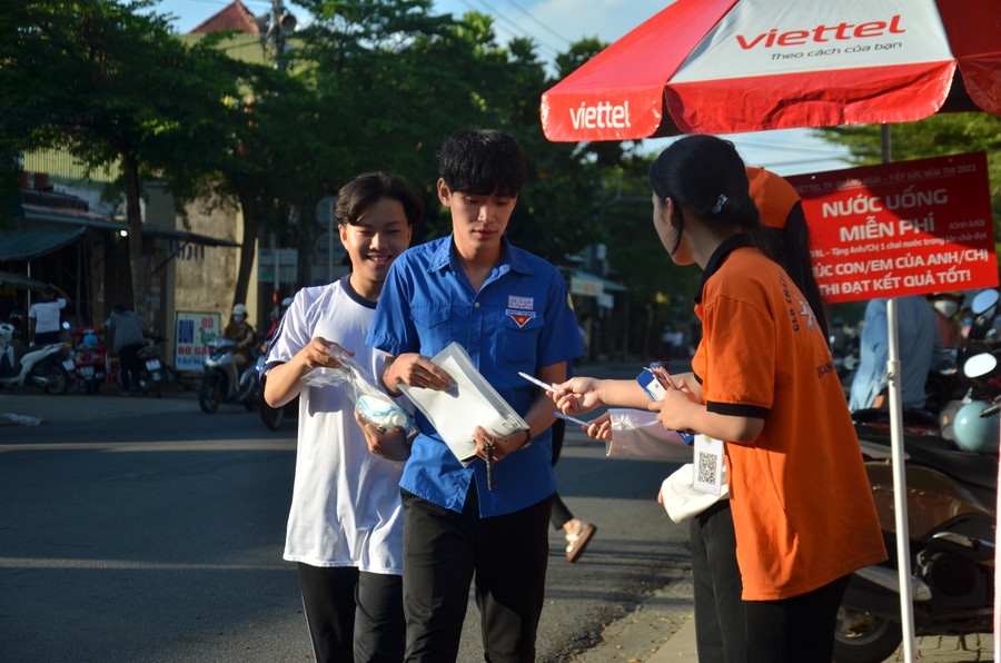 Tình nguyên viên nhắc thí sinh mang đủ đồ dùng học tập.