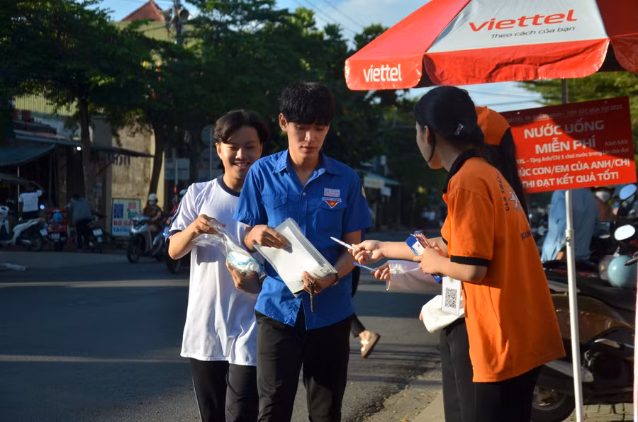 Tình nguyên viên nhắc thí sinh mang đủ đồ dùng học tập. Tình nguyên viên nhắc thí sinh mang đủ đồ dùng học tập.