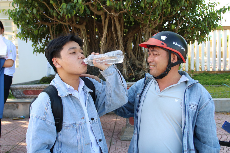 Phụ huynh hỏi thăm kết quả làm bài của con. Phụ huynh hỏi thăm kết quả làm bài của con.