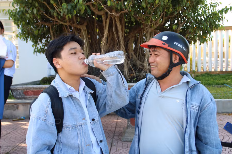 Phụ huynh hỏi thăm kết quả làm bài của con.