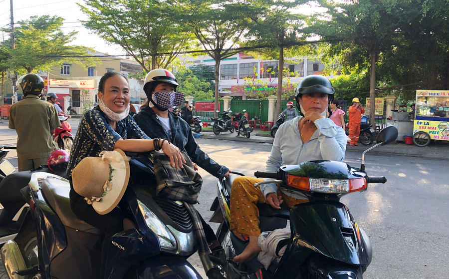 Chị Hà Thị Phương Anh (ngoài cùng bên phải) lạc quan về kết quả Kỳ thi của con mình.