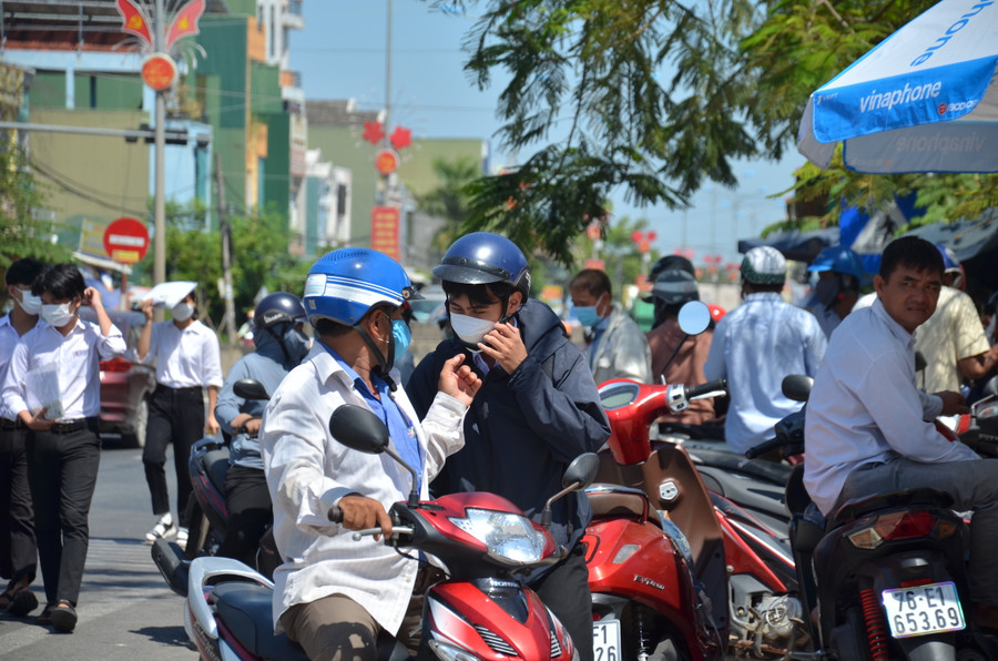 Phụ huynh đưa con em đến Điểm thi dưới cái nắng gắt của tiết trời miền Trung. Phụ huynh đưa con em đến Điểm thi dưới cái nắng gắt của tiết trời miền Trung.