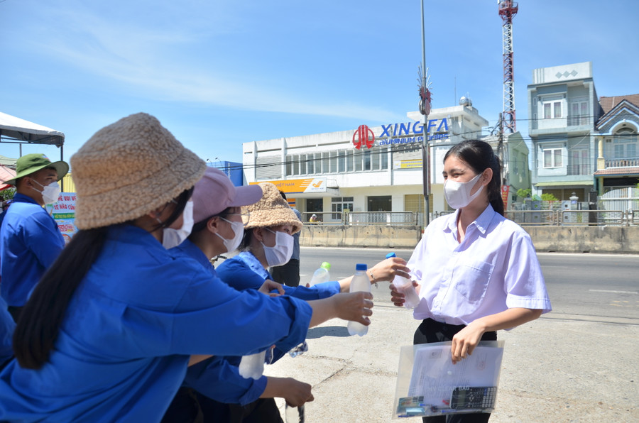 Tình nguyện viên tặng nước uống cho thí sinh. Tình nguyện viên tặng nước uống cho thí sinh.