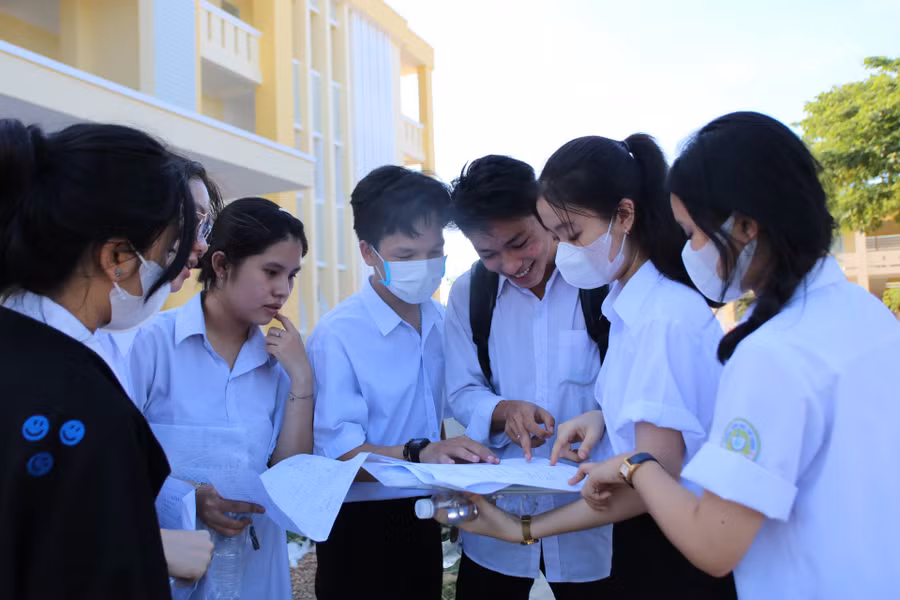 Thí sinh trao đổi về bài thi.