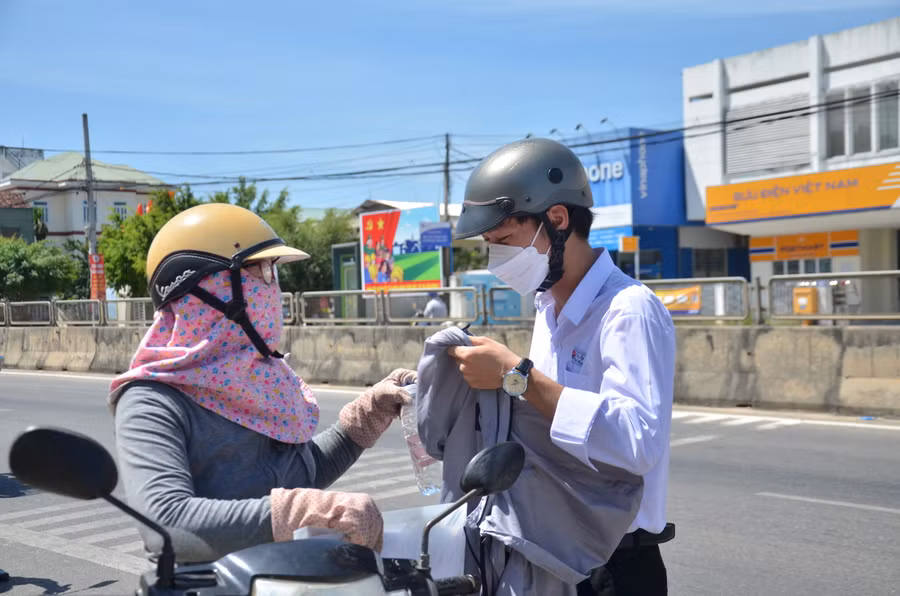 Phụ huynh dặn dò thí sinh trước khi bước vào làm bài thi.