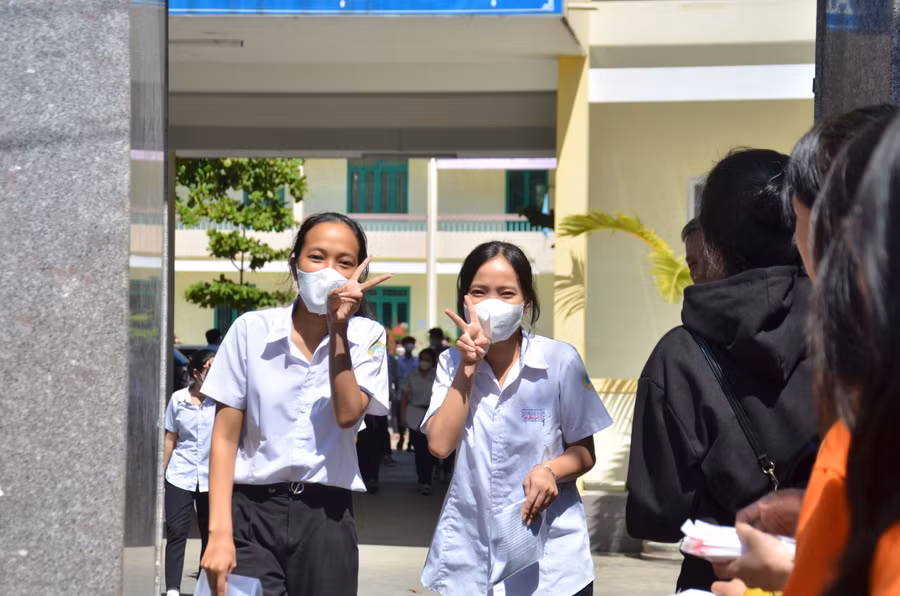 Đỗ Thị Thanh Tuyền và Nguyễn Như Quỳnh tươi cười rời phòng thi.