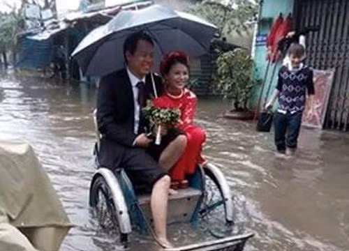 Rước dâu bằng xích lô trong lũ ở Huế 