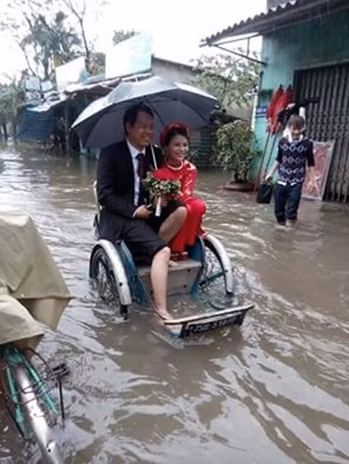 chuyen la: ruoc dau bang xich lo trong lu o hue - 1