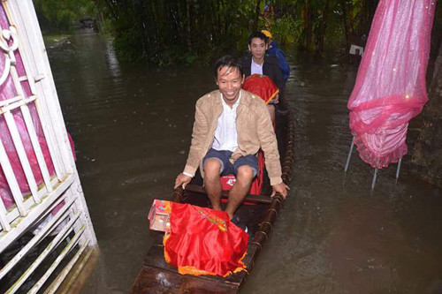 Rước dâu bằng xích lô trong lũ ở Huế ảnh 8 chuyen la: ruoc dau bang xich lo trong lu o hue - 8