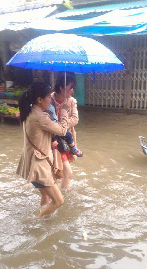 Rước dâu bằng xích lô trong lũ ở Huế ảnh 3 chuyen la: ruoc dau bang xich lo trong lu o hue - 3