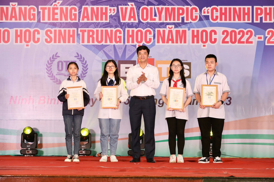 Ông Phan Thành Công - Giám đốc Sở GD&ĐT Ninh Bình trao tặng phần quà cho các em học sinh đạt Giải Nhất trong cuộc thi.